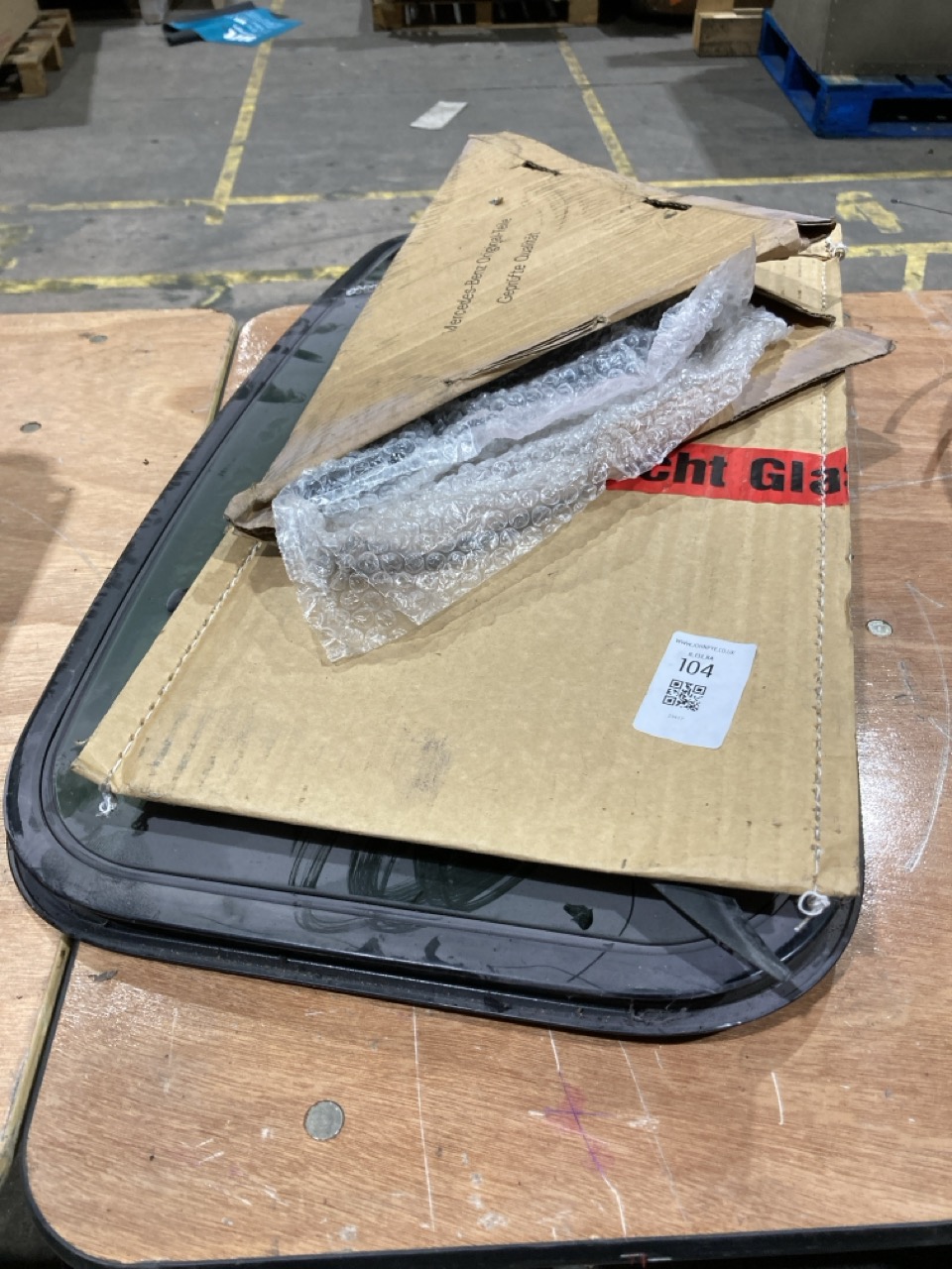 Lot 104  
            Birmingham - Collection Only 

                
ASSORTMENT OF WINDOWS TO INCLUDE A SUNROOF