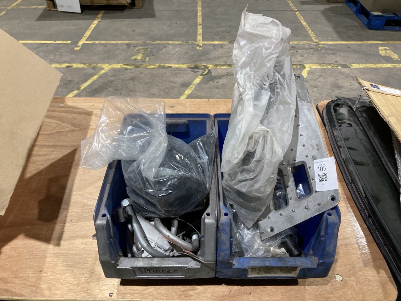 Lot 105  
            Birmingham - Collection Only 

                
ASSORTMENT OF PARTS TO INCLUDE A SPRINTER DOOR HINGE