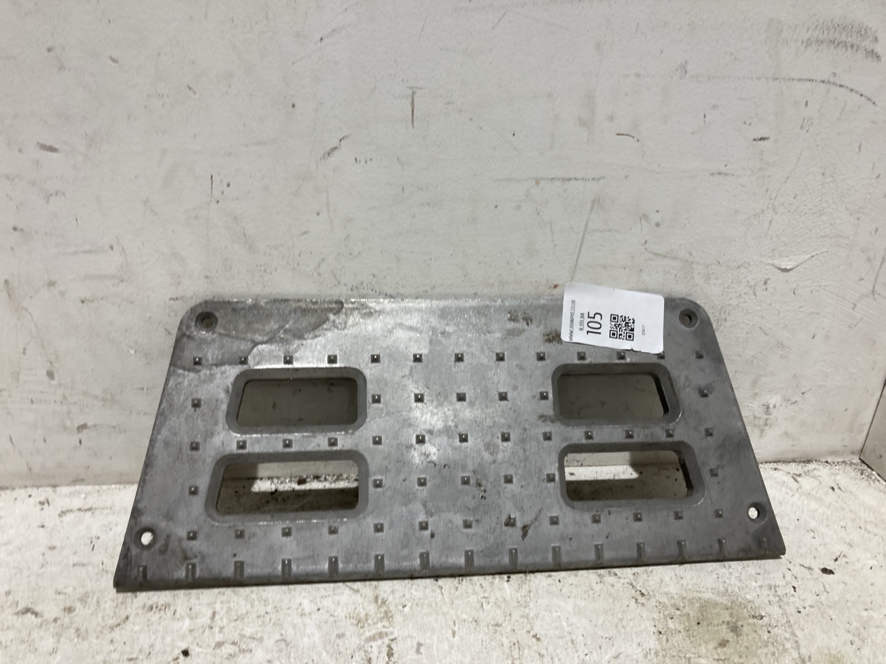 Lot 105  
            Birmingham - Collection Only 

                
ASSORTMENT OF PARTS TO INCLUDE A SPRINTER DOOR HINGE