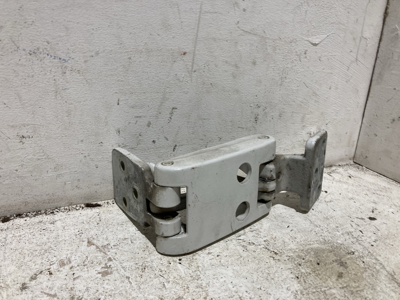 Lot 105  
            Birmingham - Collection Only 

                
ASSORTMENT OF PARTS TO INCLUDE A SPRINTER DOOR HINGE