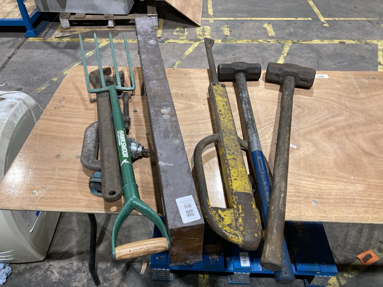 Lot 108  
            Birmingham - Collection Only 

                
ASSORTMENT OF TOOLS TO INCLUDE MAKITA IMPACT GUN