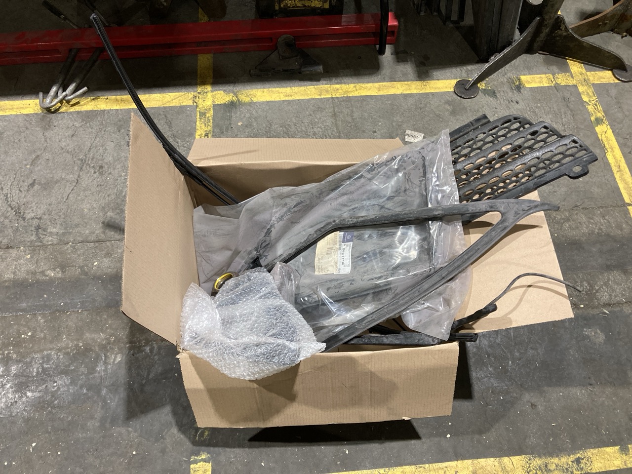 Lot 111  
            Birmingham - Collection Only 

                
ASSORTMENT OF PARTS TO INCLUDE A SPRINTER FRONT GRILL