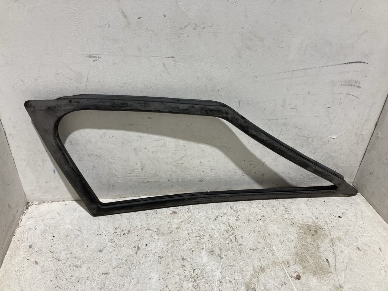 Lot 111  
            Birmingham - Collection Only 

                
ASSORTMENT OF PARTS TO INCLUDE A SPRINTER FRONT GRILL