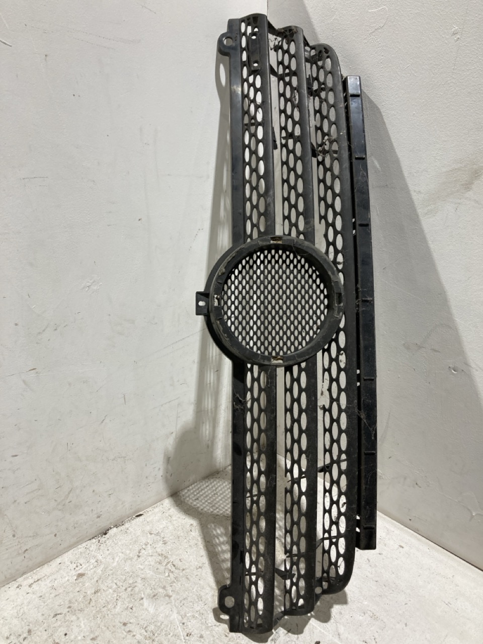 Lot 111  
            Birmingham - Collection Only 

                
ASSORTMENT OF PARTS TO INCLUDE A SPRINTER FRONT GRILL