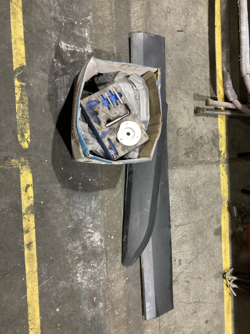 Lot 112  
            Birmingham - Collection Only 

                
ASSORTMENT OF PARTS AND TOOLS TO INCLUDE A DIESEL ENGINE TIMING KIT