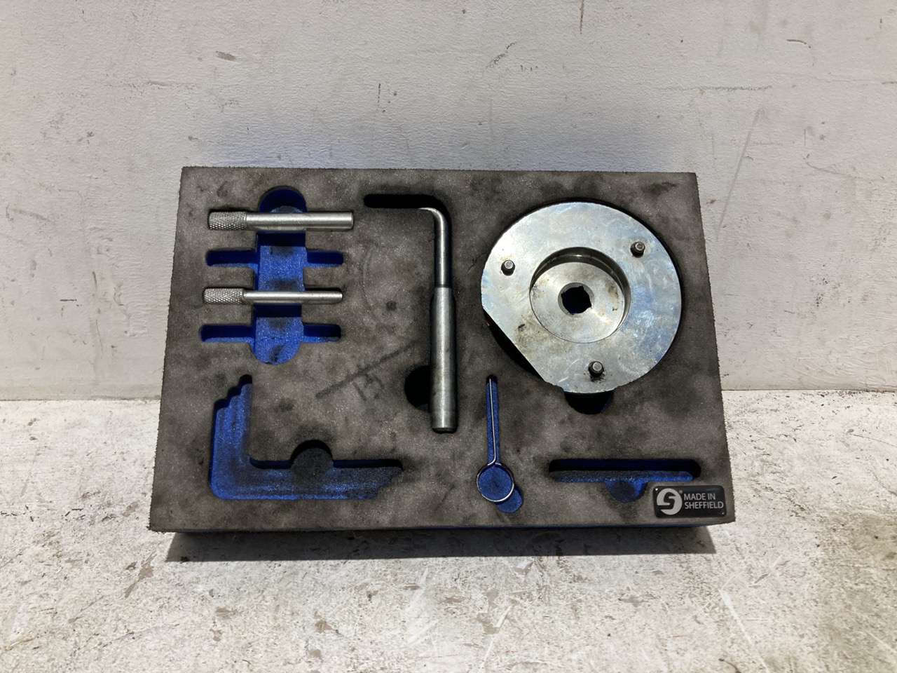Lot 112  
            Birmingham - Collection Only 

                
ASSORTMENT OF PARTS AND TOOLS TO INCLUDE A DIESEL ENGINE TIMING KIT