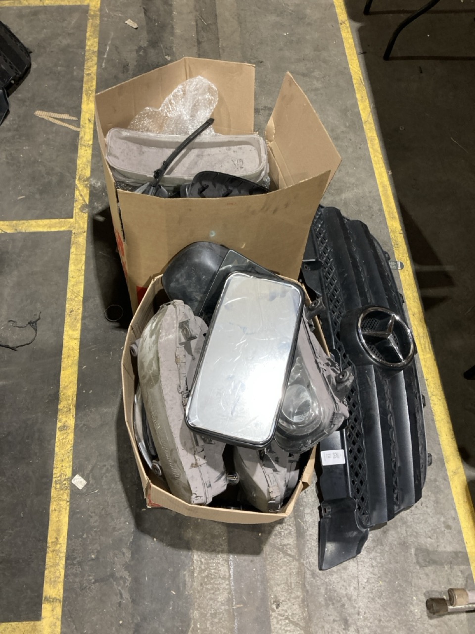 Lot 113  
            Birmingham - Collection Only 

                
ASSORTMENT OF PARTS TO INCLUDE A MERCEDES ATEGO HEADLIGHT