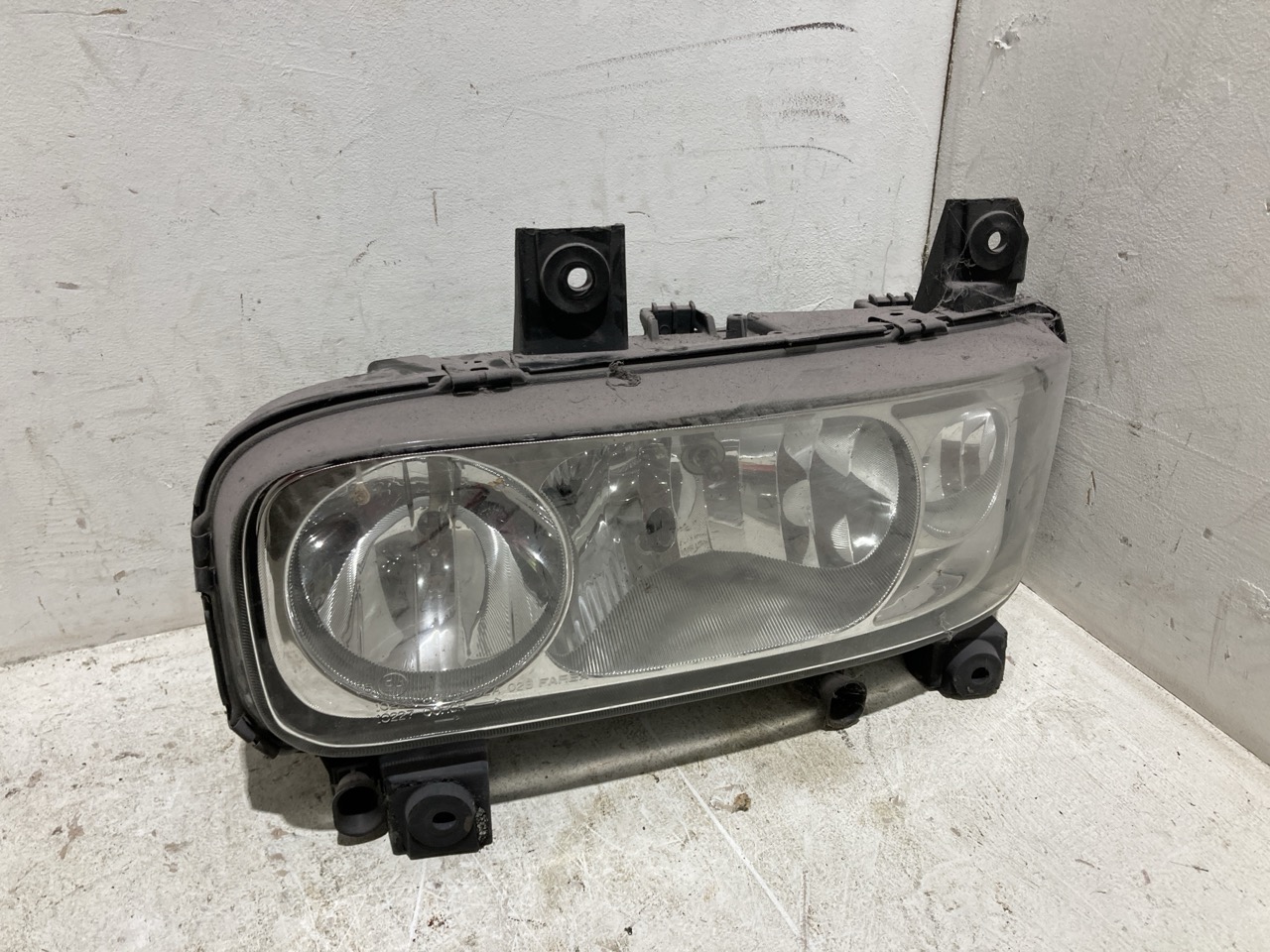Lot 113  
            Birmingham - Collection Only 

                
ASSORTMENT OF PARTS TO INCLUDE A MERCEDES ATEGO HEADLIGHT - Image 2