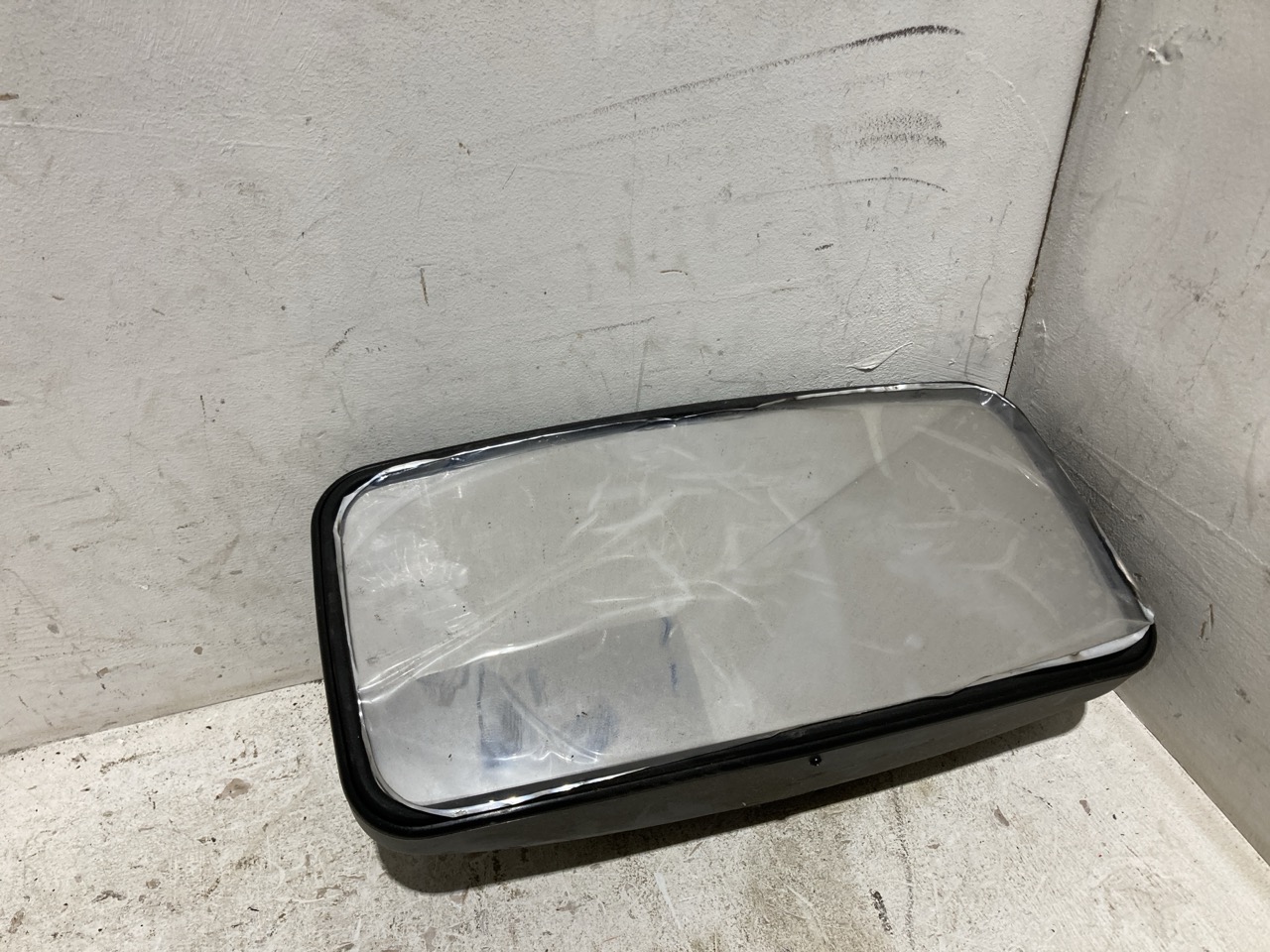 Lot 113  
            Birmingham - Collection Only 

                
ASSORTMENT OF PARTS TO INCLUDE A MERCEDES ATEGO HEADLIGHT - Image 3