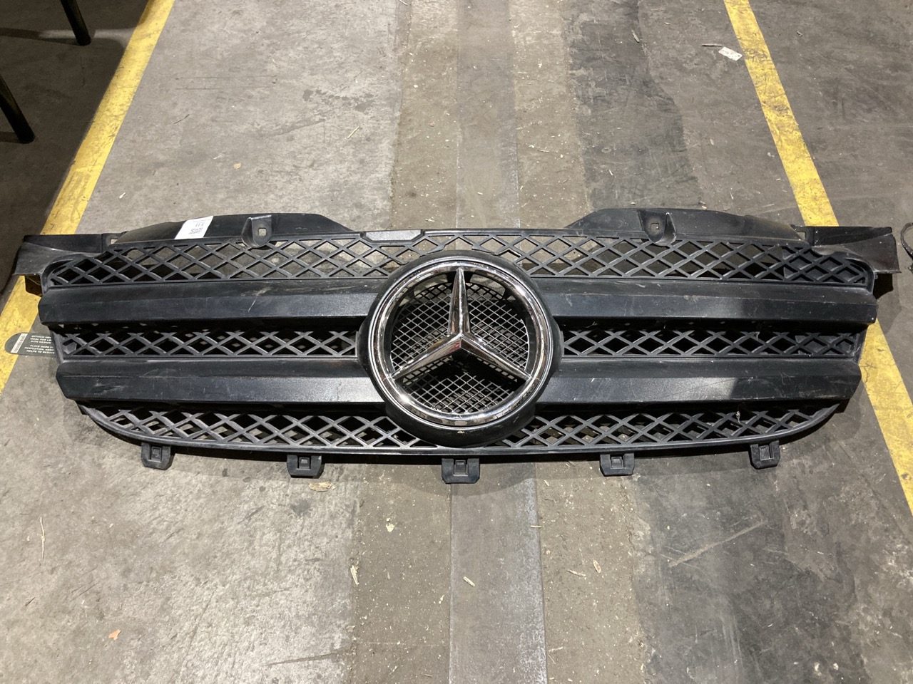 Lot 113  
            Birmingham - Collection Only 

                
ASSORTMENT OF PARTS TO INCLUDE A MERCEDES ATEGO HEADLIGHT - Image 4