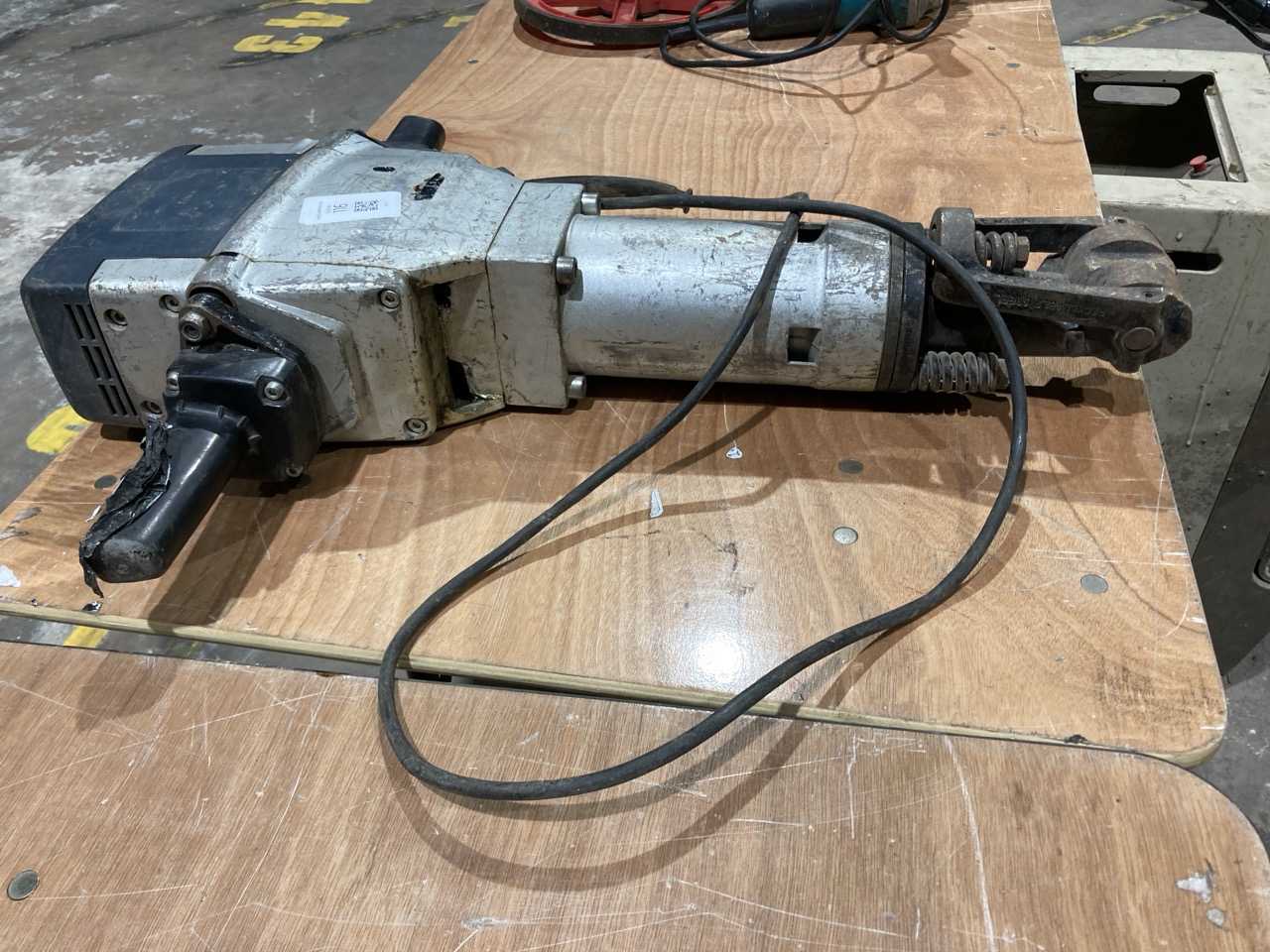 Lot 116  
            Birmingham - Collection Only 

                
MAKITA HM1800 ELECTRIC DEMOLITION HAMMER