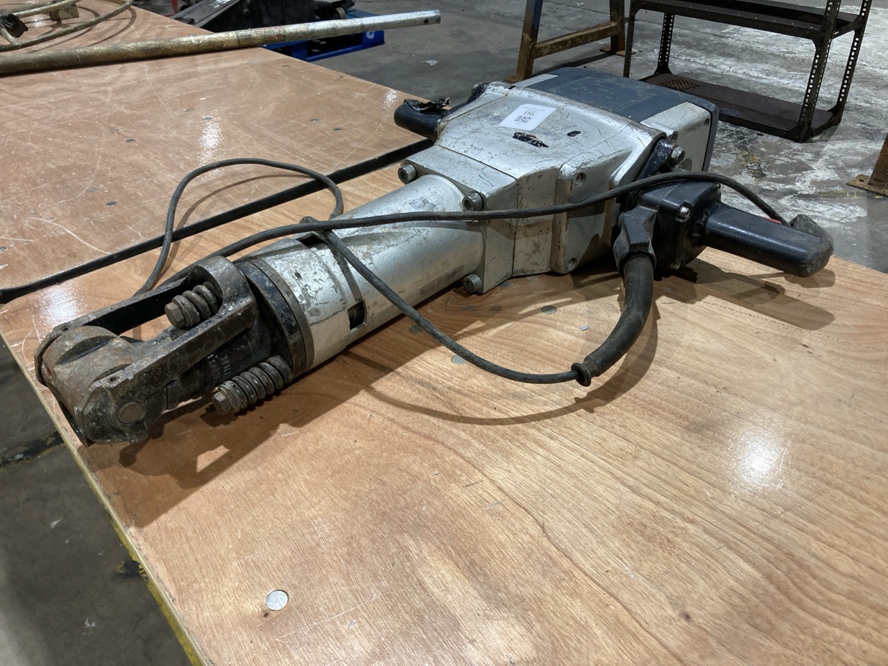 Lot 116  
            Birmingham - Collection Only 

                
MAKITA HM1800 ELECTRIC DEMOLITION HAMMER