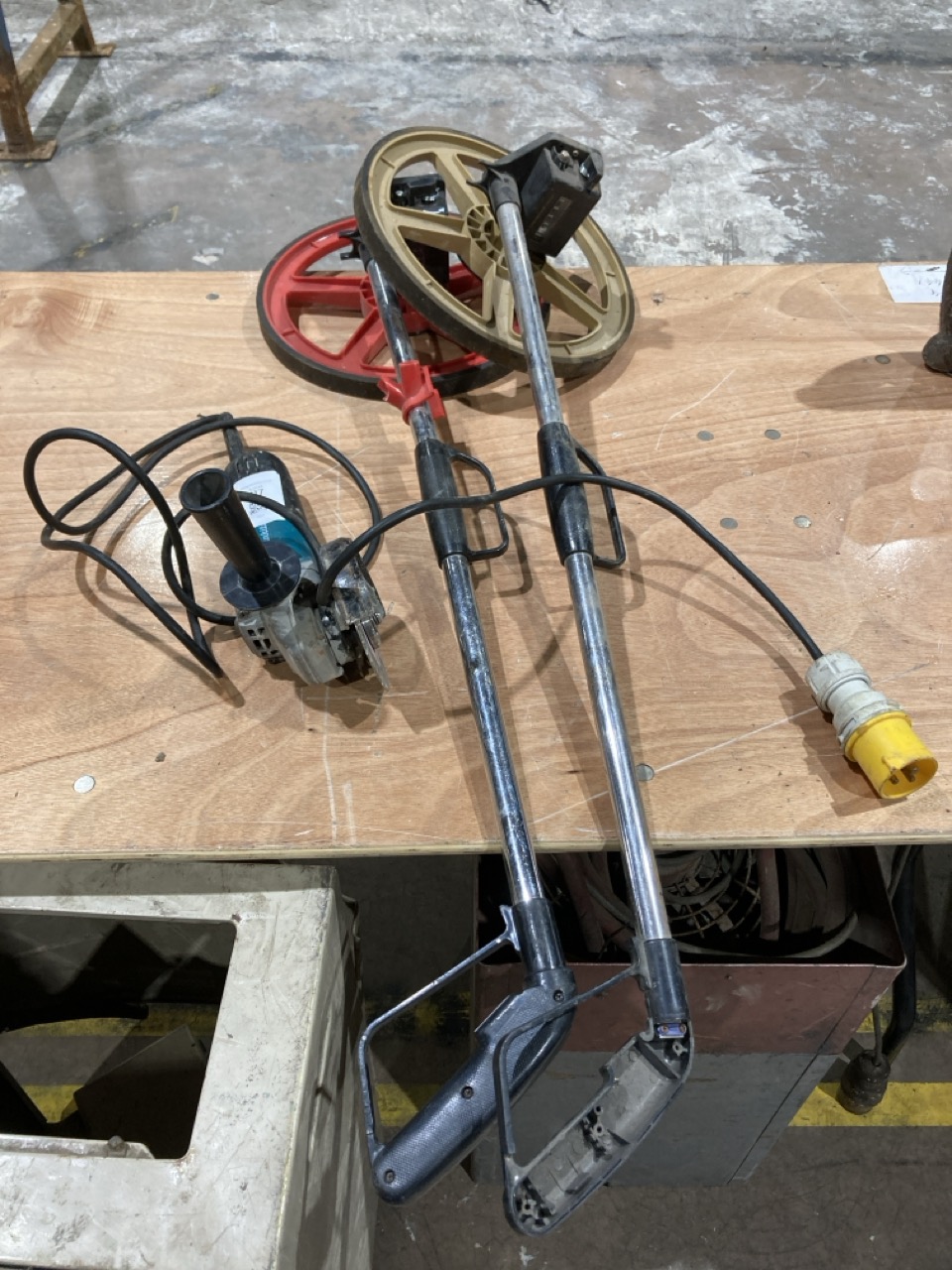 Lot 117  
            Birmingham - Collection Only 

                
ASSORTMENT OF TOOLS TO INCLUDE MAKITA ELECTRIC GRINDER