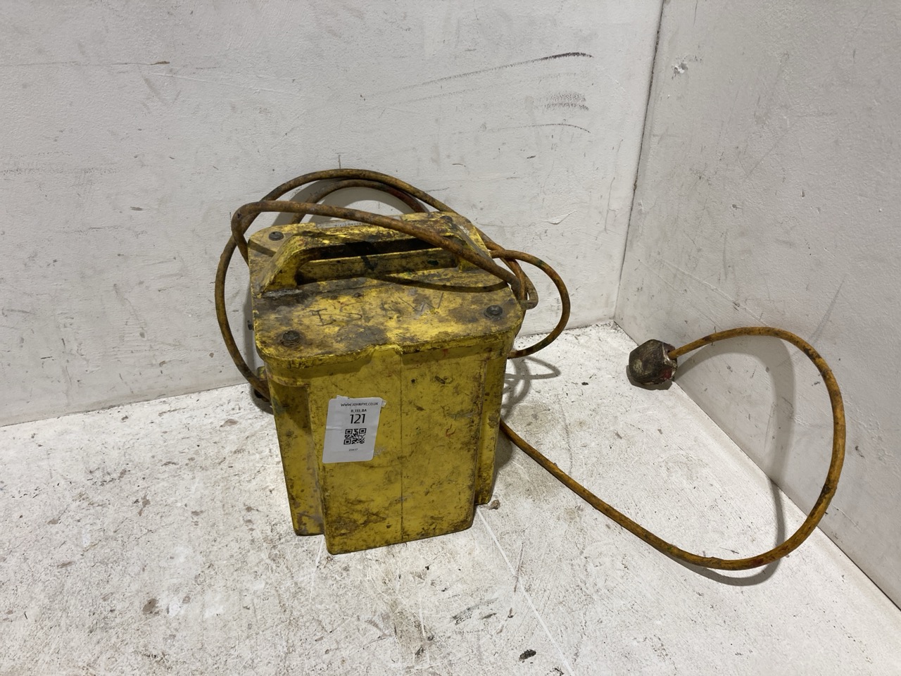 Lot 121  
            Birmingham - Collection Only 

                
PORTABLE 110V SITE TRANSFORMER AND EXTENSION LEAD - Image 3