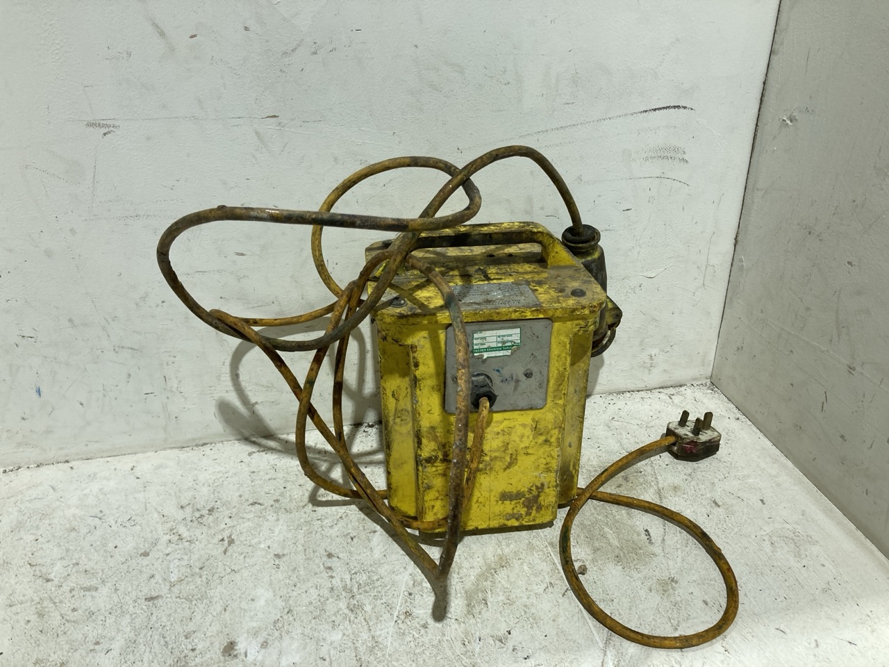 Lot 121  
            Birmingham - Collection Only 

                
PORTABLE 110V SITE TRANSFORMER AND EXTENSION LEAD - Image 4