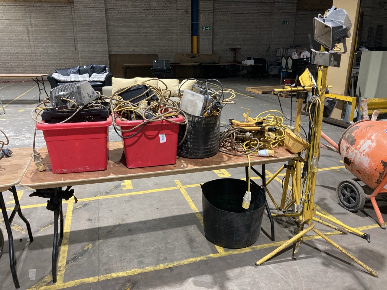 Lot 122  
            Birmingham - Collection Only 

                
ASSORTMENT OF LIGHTING EQUIPMENT