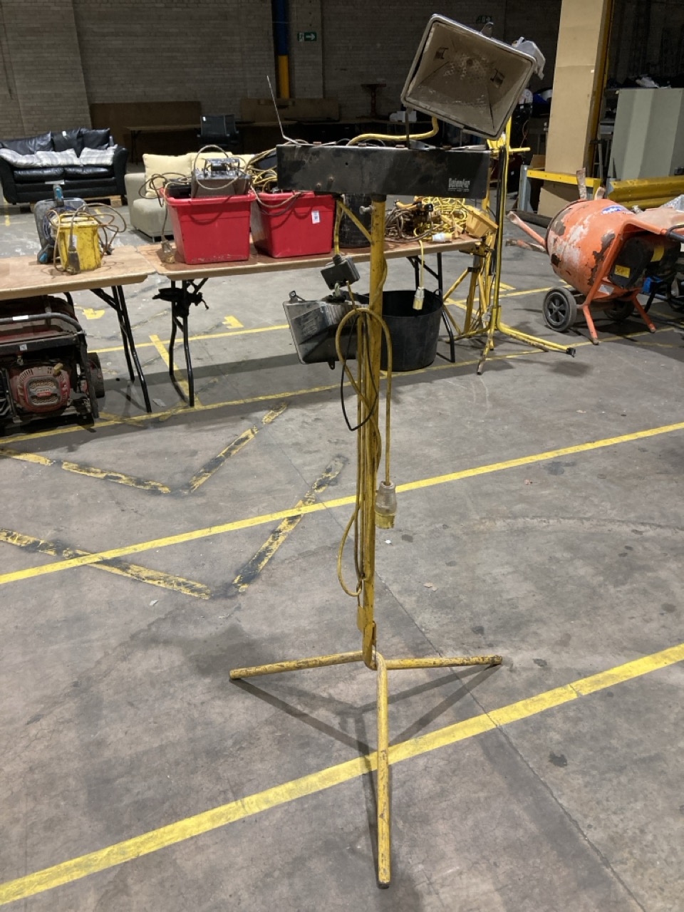 Lot 122  
            Birmingham - Collection Only 

                
ASSORTMENT OF LIGHTING EQUIPMENT - Image 4