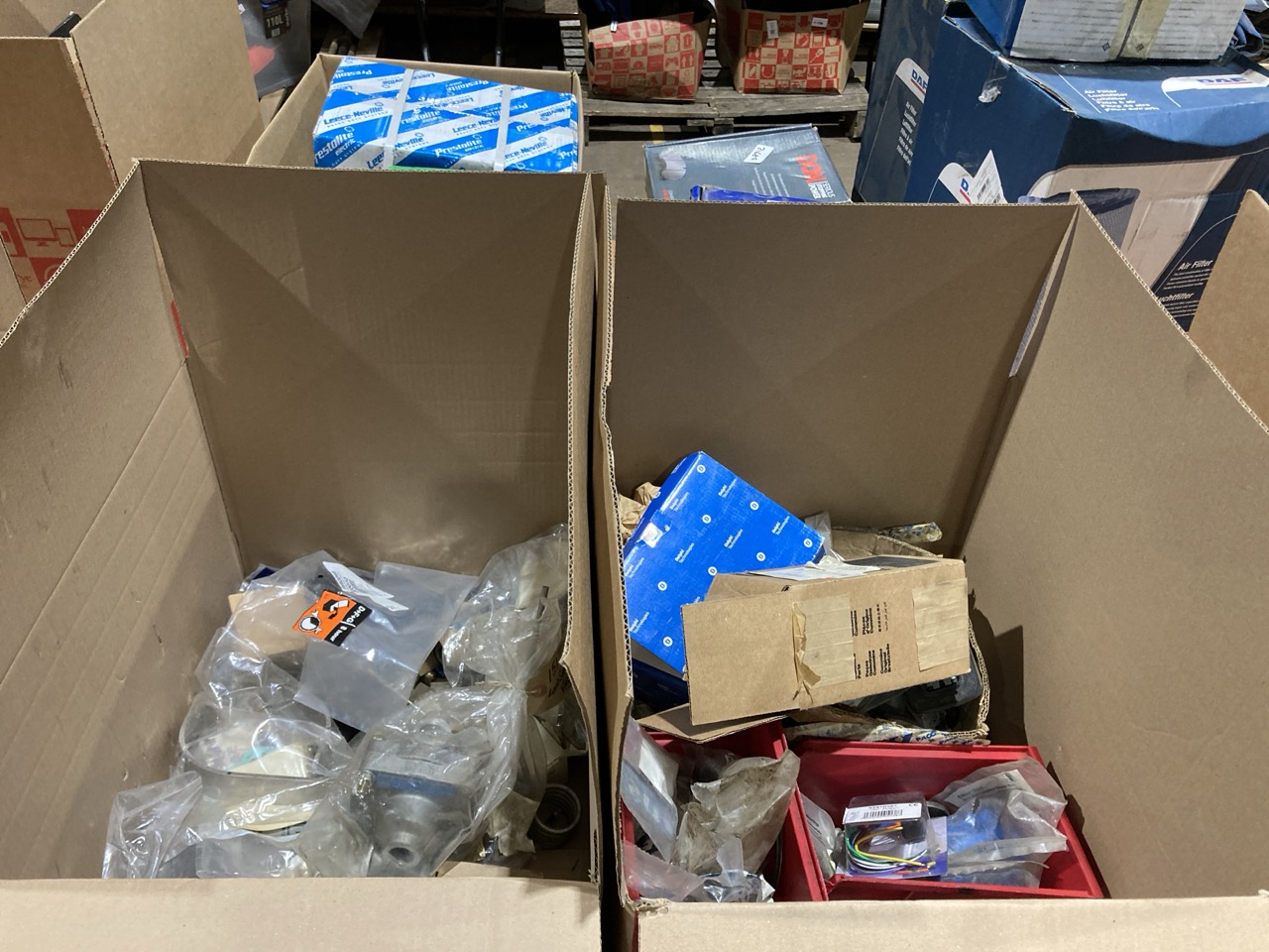 Lot 132  
            Birmingham - Collection Only 

                
ASSORTMENT OF LORRY PARTS TO INCLUDE ACDELCO GM BELT TENSIONER