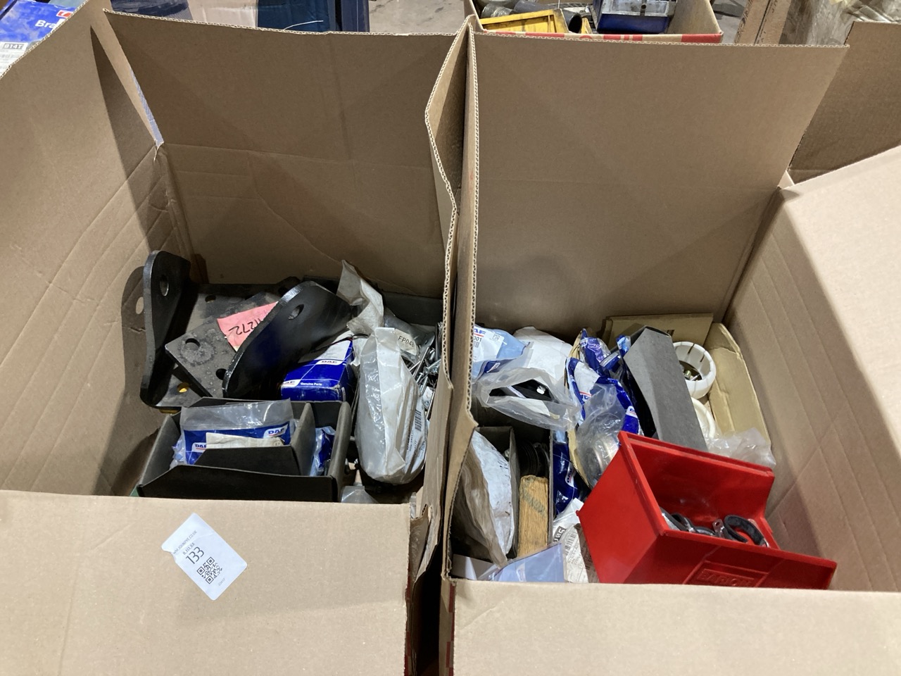Lot 133  
            Birmingham - Collection Only 

                
ASSORTMENT OF LORRY PARTS TO INCLUDE UNIVERSAL MOUNTING BRACKET