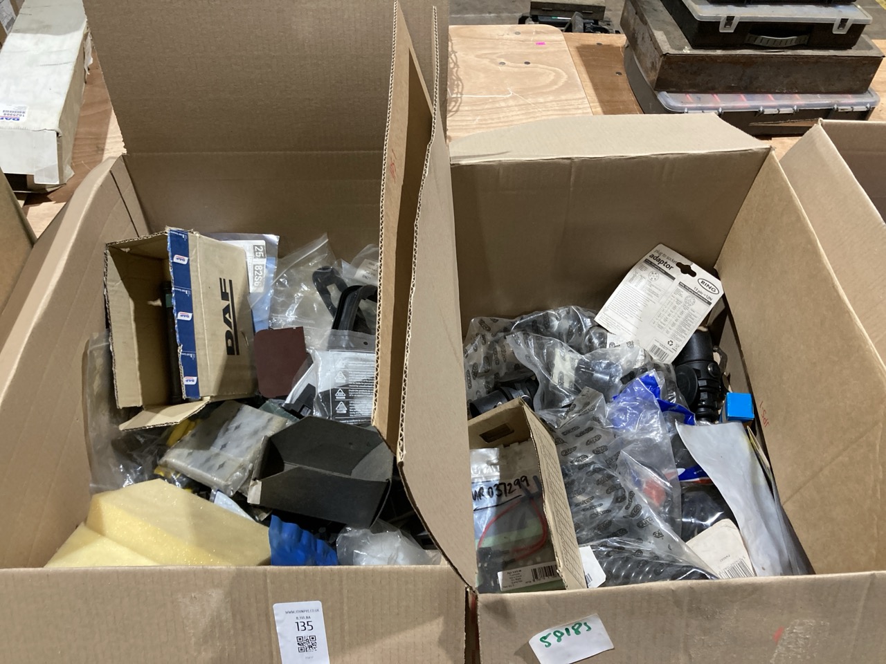 Lot 135  
            Birmingham - Collection Only 

                
ASSORTMENT OF LORRY PARTS TO INCLUDE FUSE HOLDER