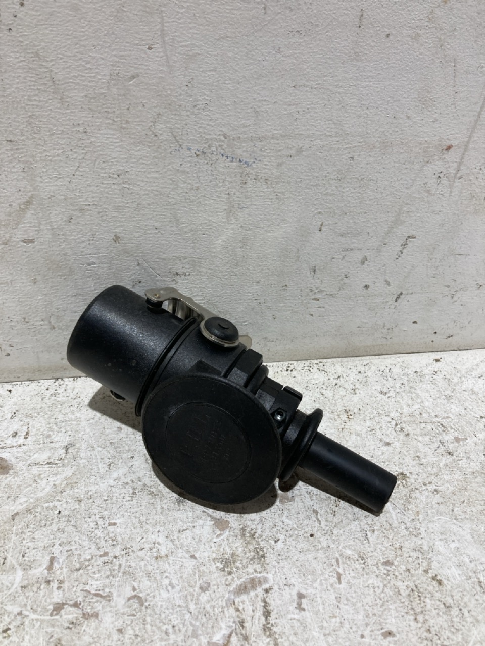 Lot 135  
            Birmingham - Collection Only 

                
ASSORTMENT OF LORRY PARTS TO INCLUDE FUSE HOLDER - Image 2