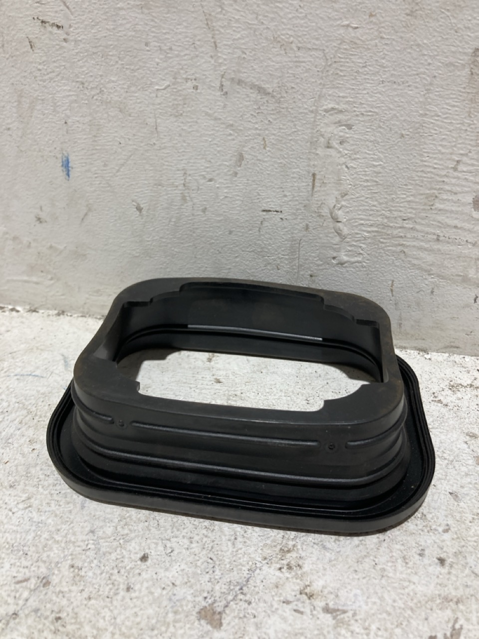 Lot 135  
            Birmingham - Collection Only 

                
ASSORTMENT OF LORRY PARTS TO INCLUDE FUSE HOLDER - Image 3