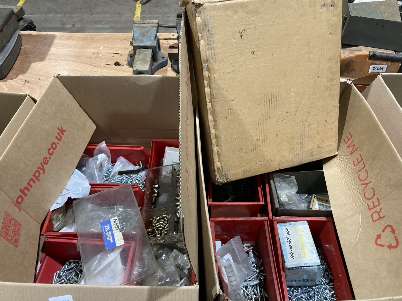 Lot 137  
            Birmingham - Collection Only 

                
ASSORTMENT OF TOOLS TO INCLUDE ZINC PLATED WHEEL WEIGHTS