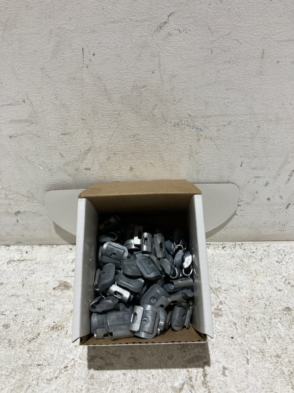 Lot 137  
            Birmingham - Collection Only 

                
ASSORTMENT OF TOOLS TO INCLUDE ZINC PLATED WHEEL WEIGHTS