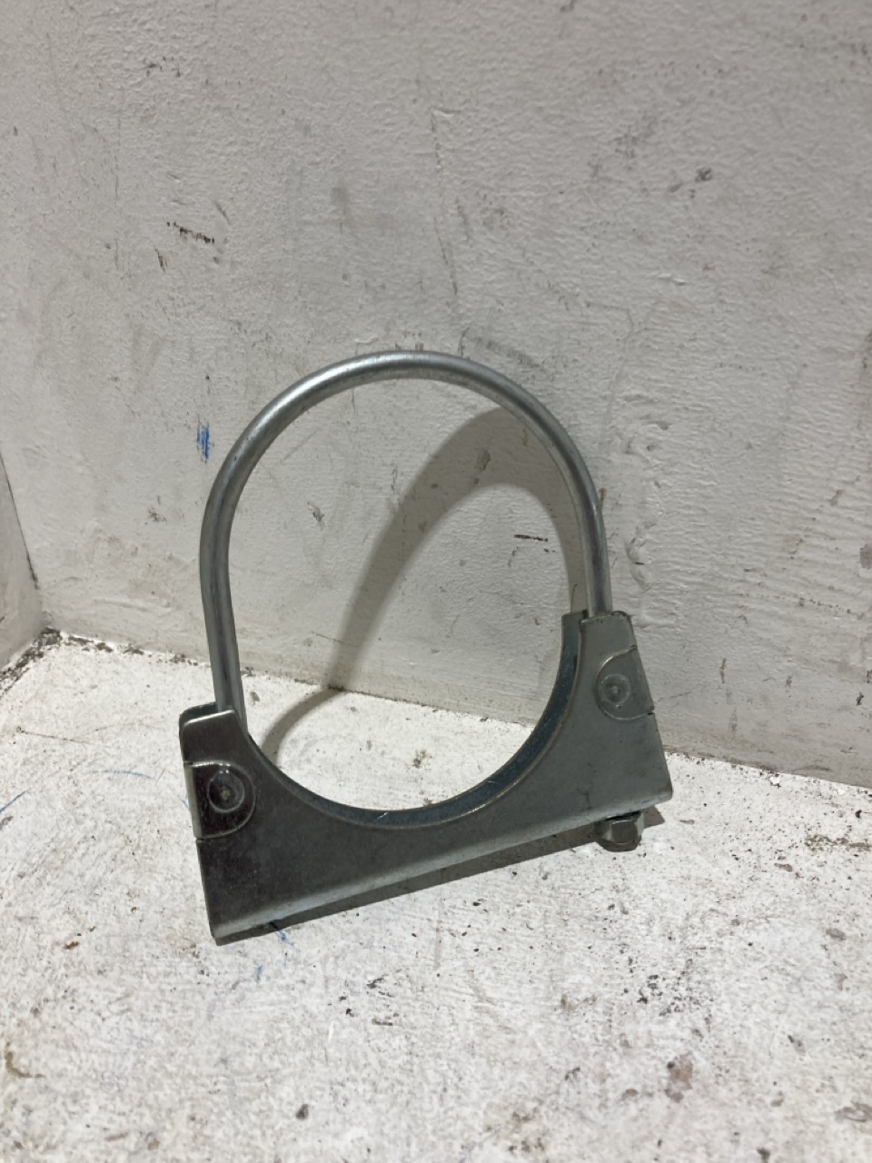 Lot 139  
            Birmingham - Collection Only 

                
ASSSORTMENT OF LORRY PARTS TO INCLUDE U BOLT EXHAUST CLAMP - Image 3