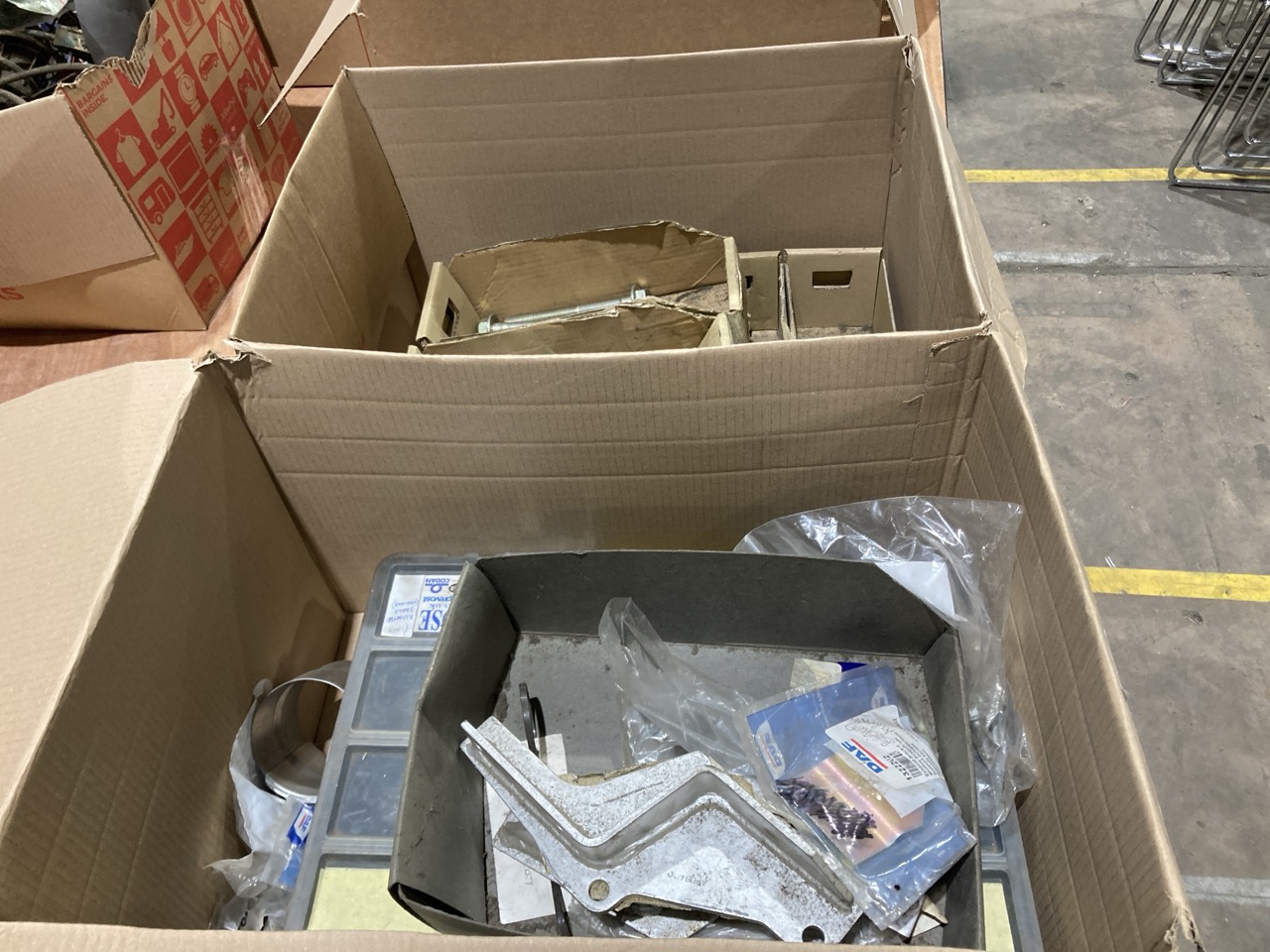 Lot 140  
            Birmingham - Collection Only 

                
ASSSORTMENT OF LORRY PARTS TO INCLUDE ALTERNATOR BRACKET