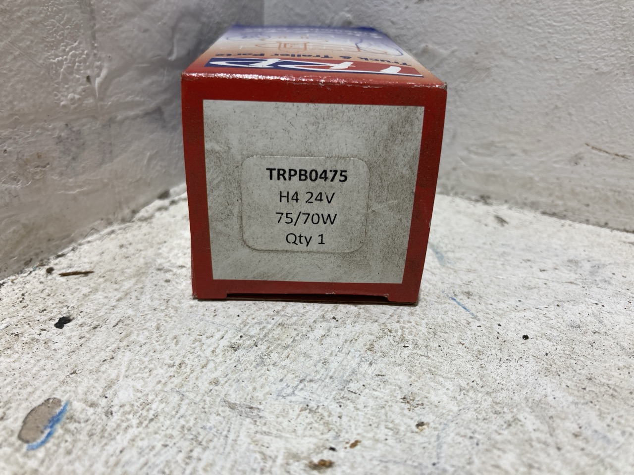 Lot 141  
            Birmingham - Collection Only 

                
ASSORTMENT OF LORRY PARTS TO INCLUDE HEADLIGHT BULBS - Image 4