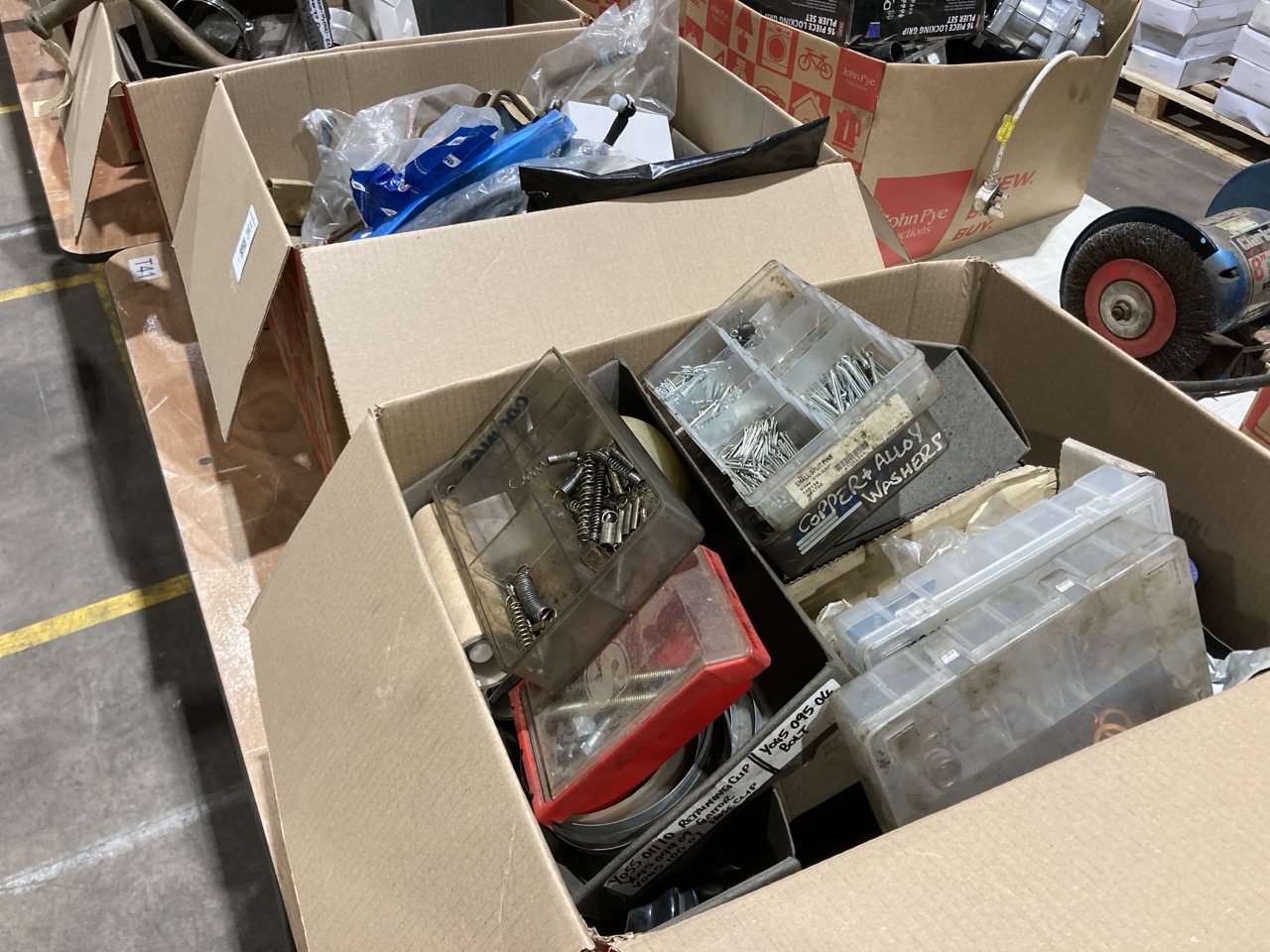 Lot 145  
            Birmingham - Collection Only 

                
ASSORTMENT OF LORRY PARTS AND TOOLS TO INCLUDE FUEL PIPE