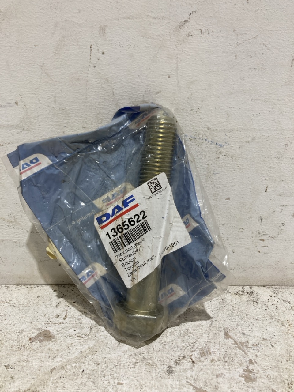 Lot 146  
            Birmingham - Collection Only 

                
ASSORTMENT OF LORRY PARTS TO INCLUDE HEX BOLT AND CAB MTG BUSH