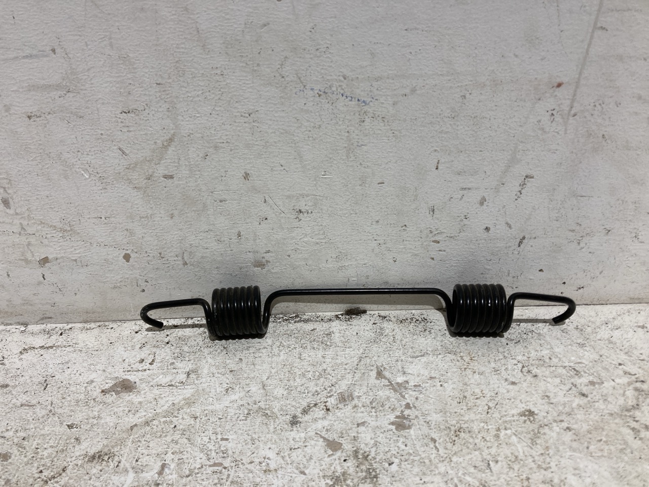 Lot 147  
            Birmingham - Collection Only 

                
ASSORTMENT OF LORRY PARTS TO INCLUDE PUMP BELT TENSIONER SPRING