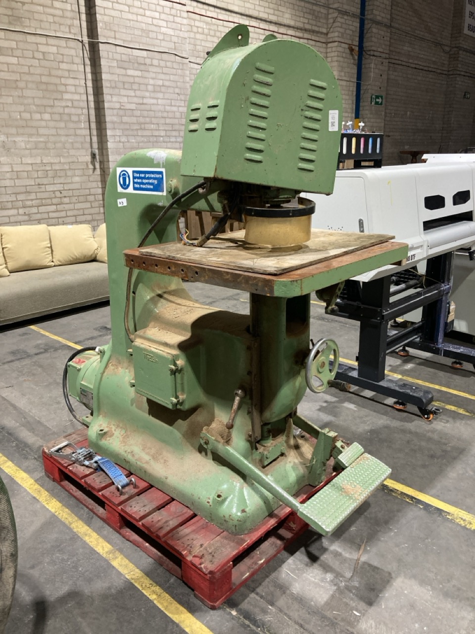 Lot 172  
            Birmingham - Collection Only 

                
WADKIN LS 5054 OVERHEAD PIN ROUTER