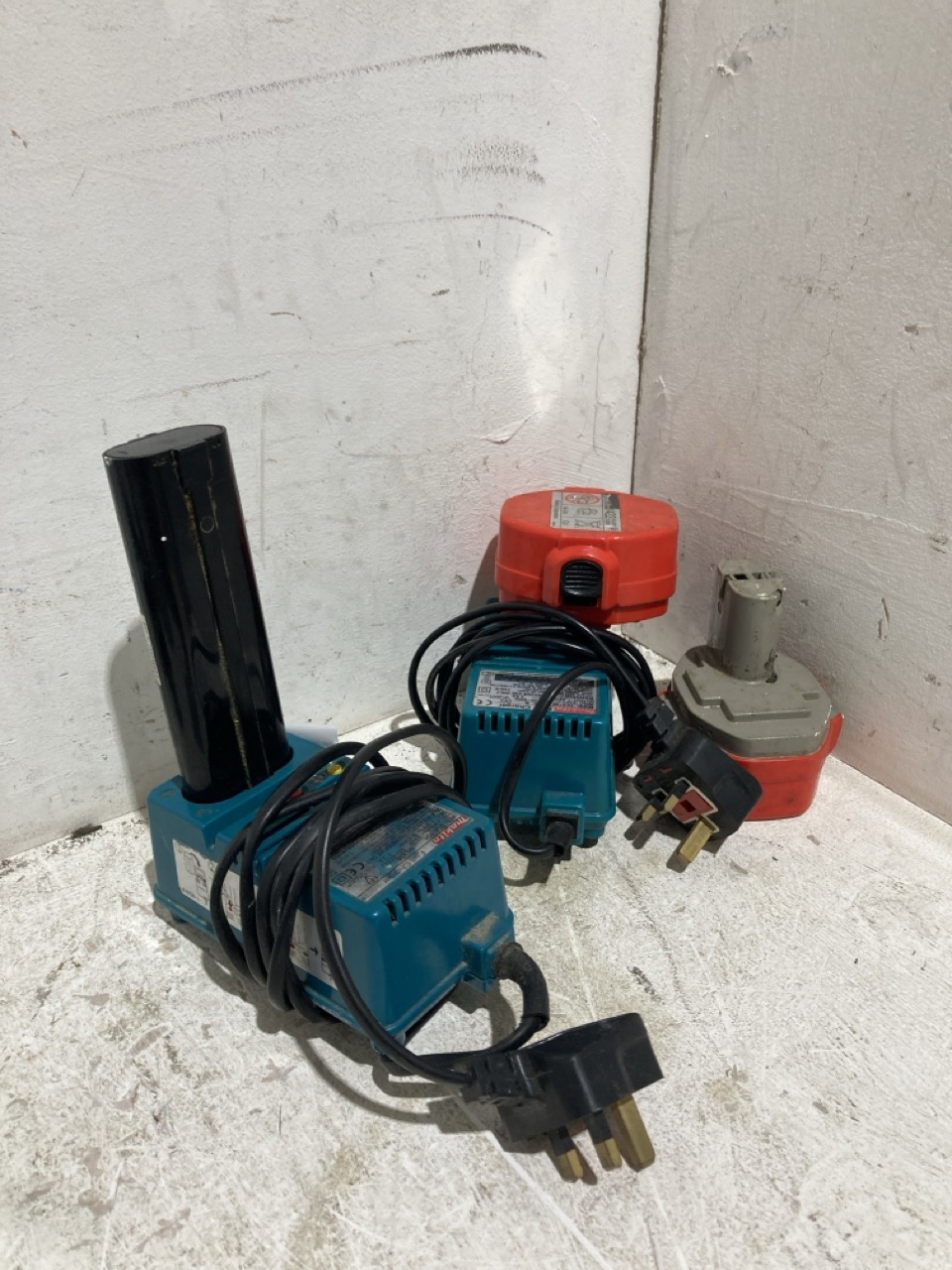 Lot 179  
            Birmingham - Collection Only 

                
ASSORTMENT OF POWER TOOLS TO INCLUDE MAKITA CORDLESS DRILL - Image 4