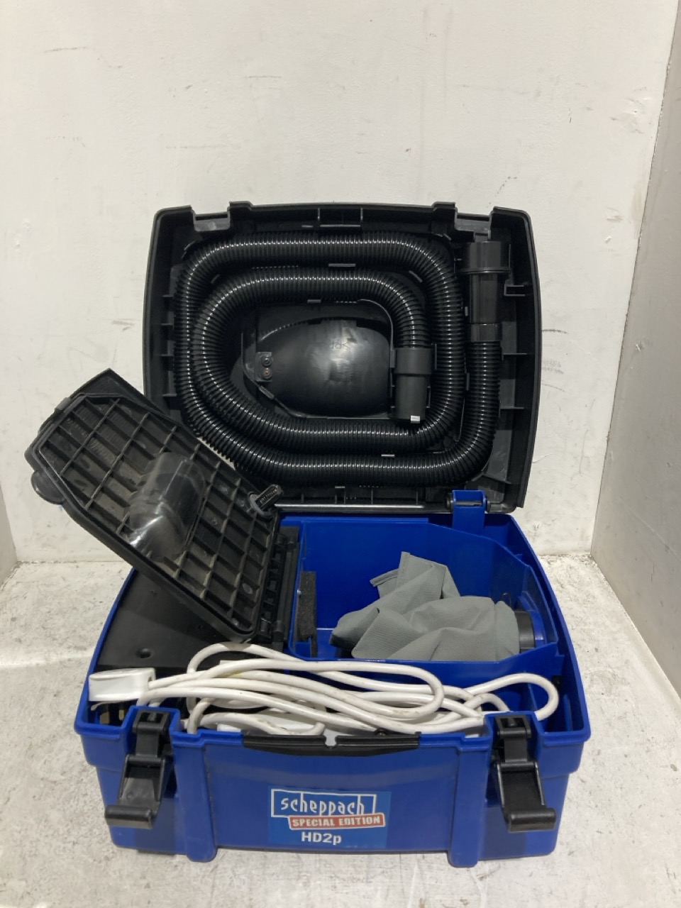 Lot 182  
            Birmingham - Collection Only 

                
SCHPPACH HD2P PORTABLE VACUUM CLEANER - Image 3
