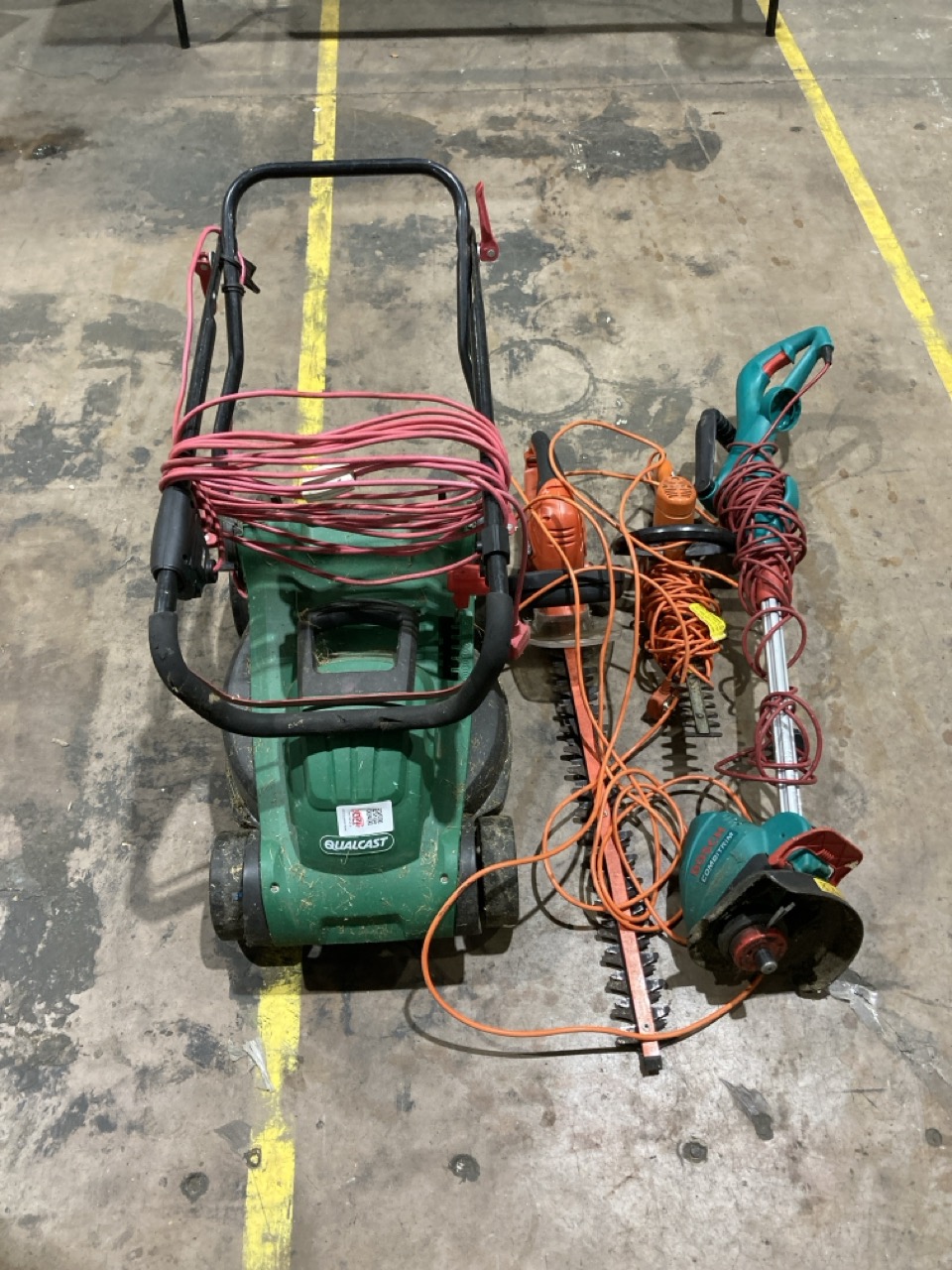 Lot 184  
            Birmingham - Collection Only 

                
ASSORTMENT OF GARDEN TOOLS