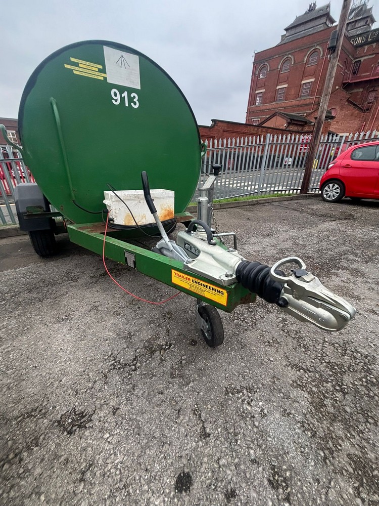 Lot 1  
            Nottingham - Collection Only 

                
2016 DIESEL FUEL BOWSER, SERIAL NO. 40751 WITH KNOTT KFG20-A DRAWBAR *PLEASE NOTE...