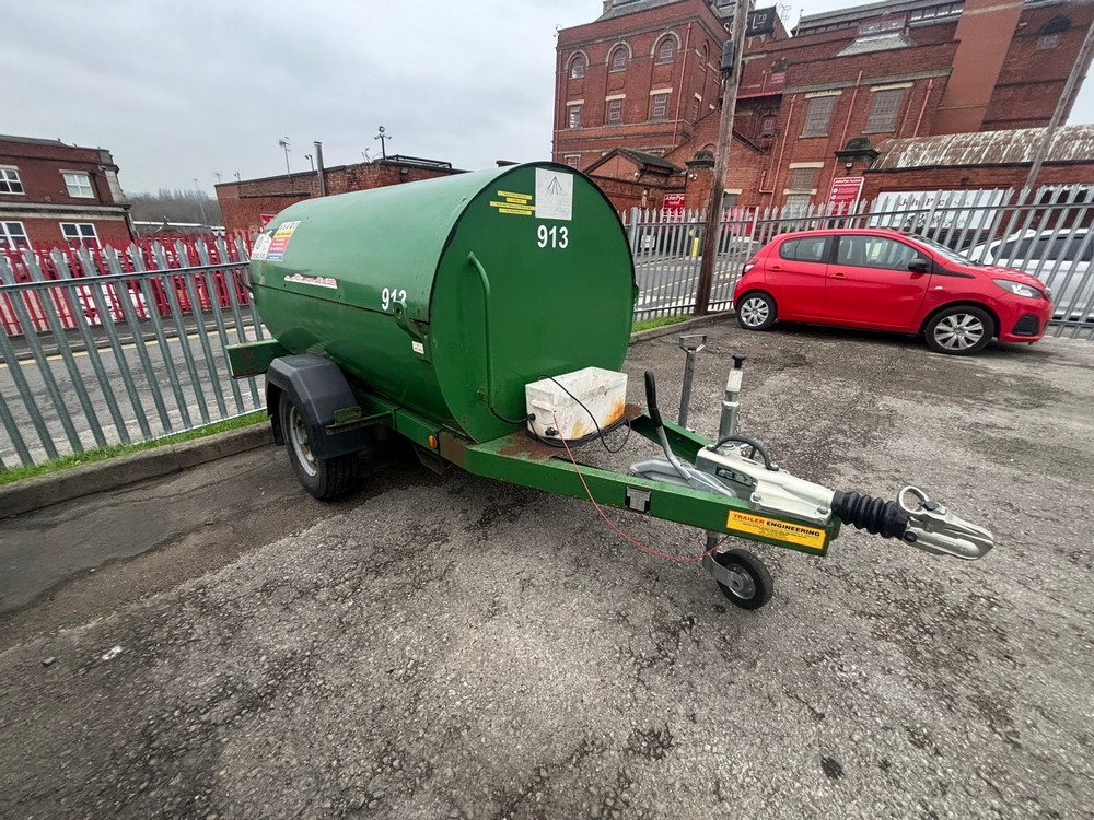 Lot 1  
            Nottingham - Collection Only 

                
2016 DIESEL FUEL BOWSER, SERIAL NO. 40751 WITH KNOTT KFG20-A DRAWBAR *PLEASE NOTE...