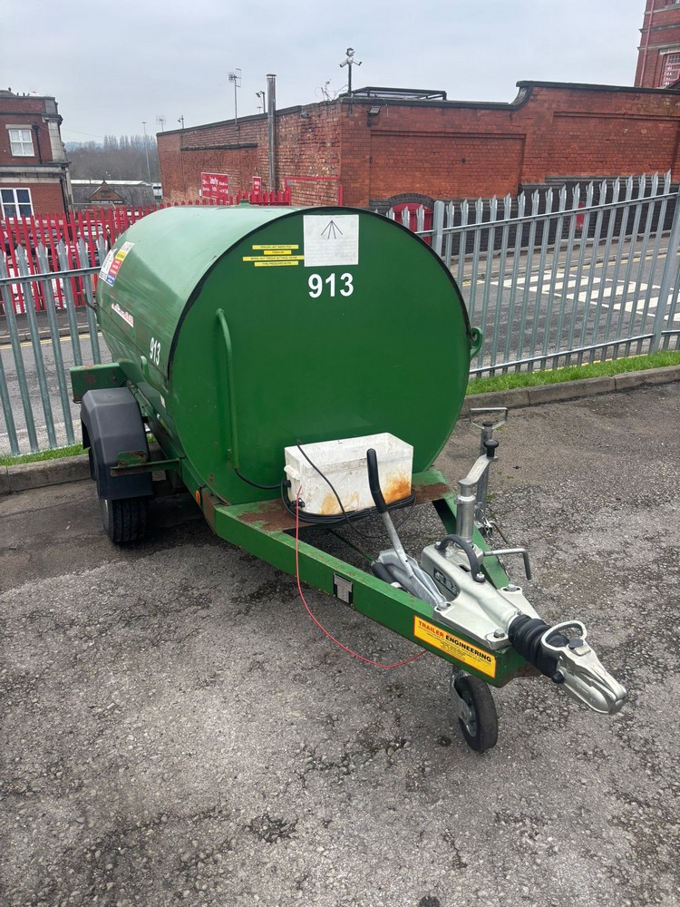 Lot 1  
            Nottingham - Collection Only 

                
2016 DIESEL FUEL BOWSER, SERIAL NO. 40751 WITH KNOTT KFG20-A DRAWBAR *PLEASE NOTE...