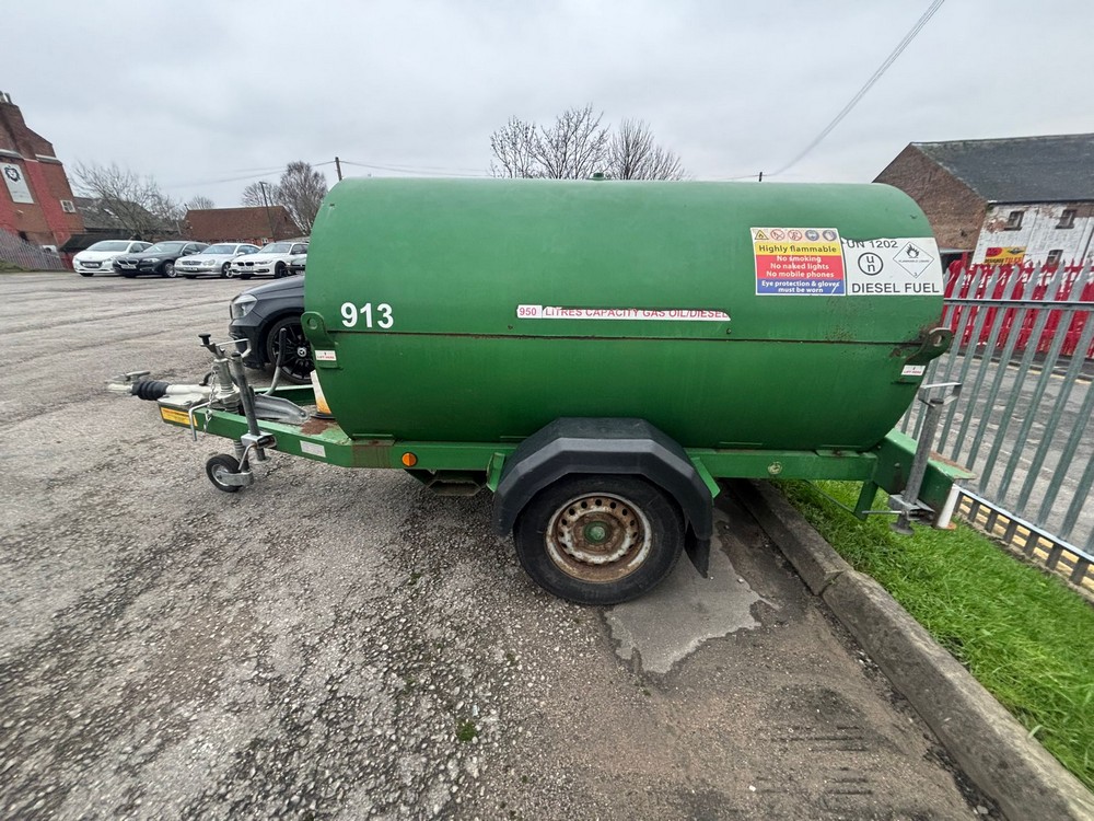 Lot 1  
            Nottingham - Collection Only 

                
2016 DIESEL FUEL BOWSER, SERIAL NO. 40751 WITH KNOTT KFG20-A DRAWBAR *PLEASE NOTE...