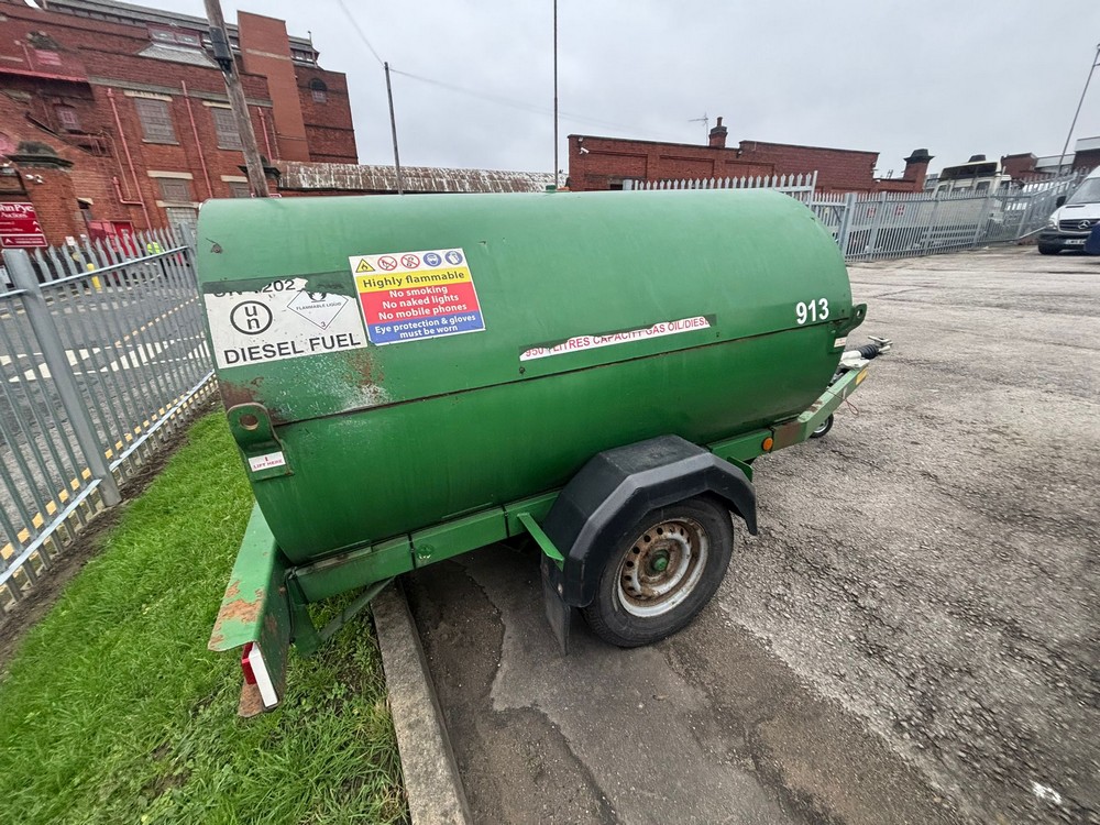 Lot 1  
            Nottingham - Collection Only 

                
2016 DIESEL FUEL BOWSER, SERIAL NO. 40751 WITH KNOTT KFG20-A DRAWBAR *PLEASE NOTE...
