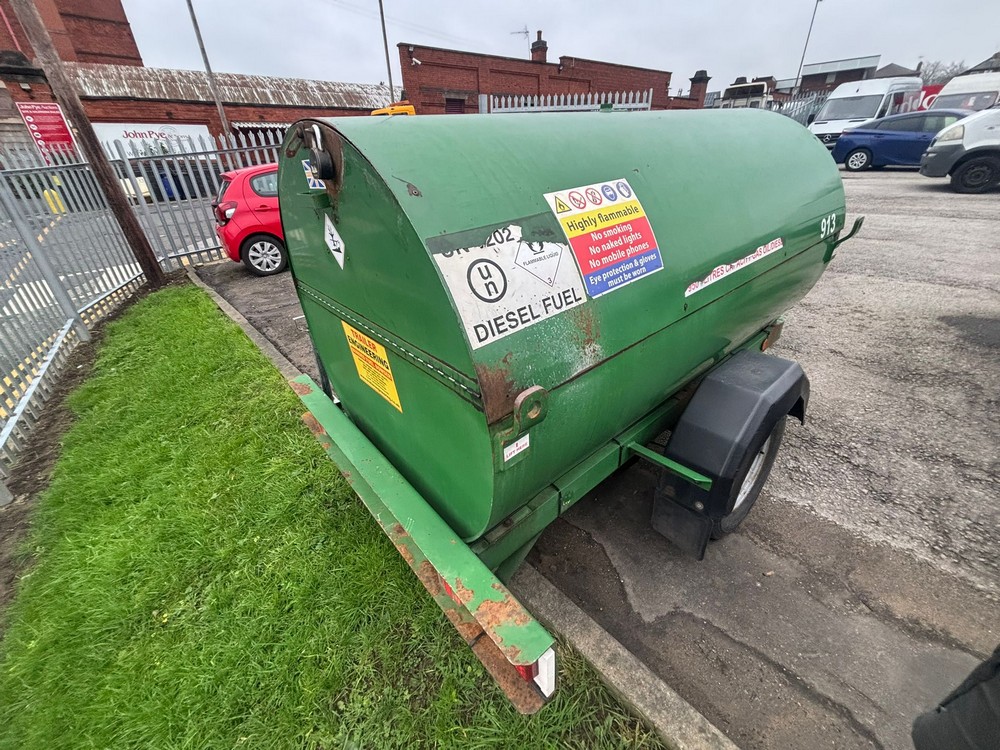 Lot 1  
            Nottingham - Collection Only 

                
2016 DIESEL FUEL BOWSER, SERIAL NO. 40751 WITH KNOTT KFG20-A DRAWBAR *PLEASE NOTE...