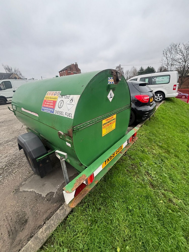 Lot 1  
            Nottingham - Collection Only 

                
2016 DIESEL FUEL BOWSER, SERIAL NO. 40751 WITH KNOTT KFG20-A DRAWBAR *PLEASE NOTE...