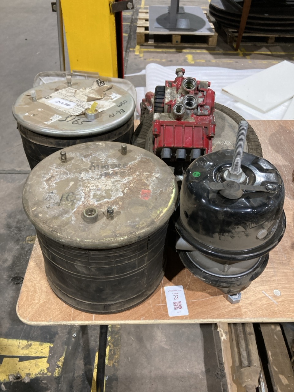 Lot 22  
            Birmingham - Collection Only 

                
ASSORTMENT OF LORRY PARTS TO INCLUDE HEAVY DUTY AIR SPRING