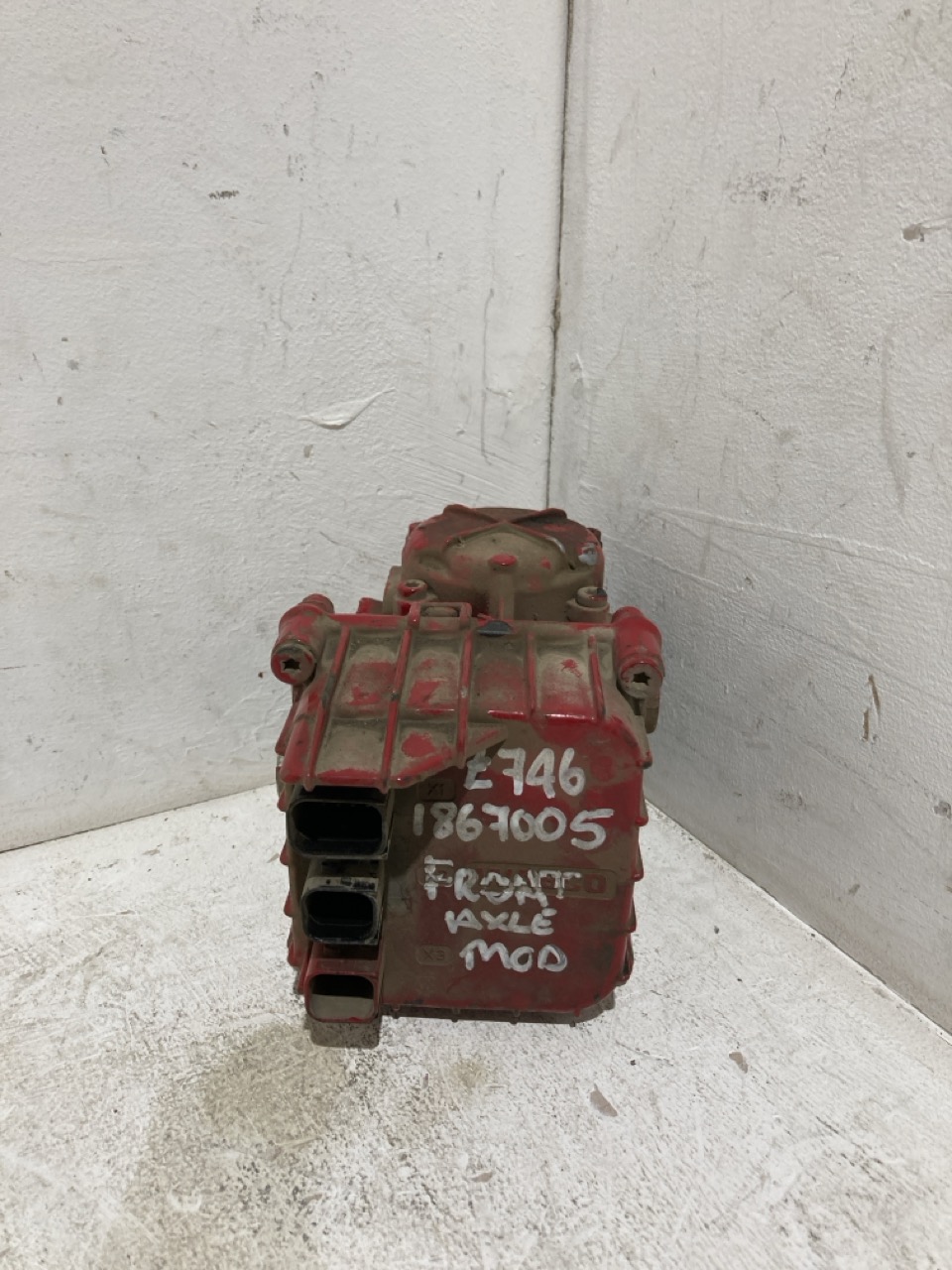 Lot 23  
            Birmingham - Collection Only 

                
ASSORTMENT OF LORRY PARTS TO INCLUDE FRONT AXLE MODULE