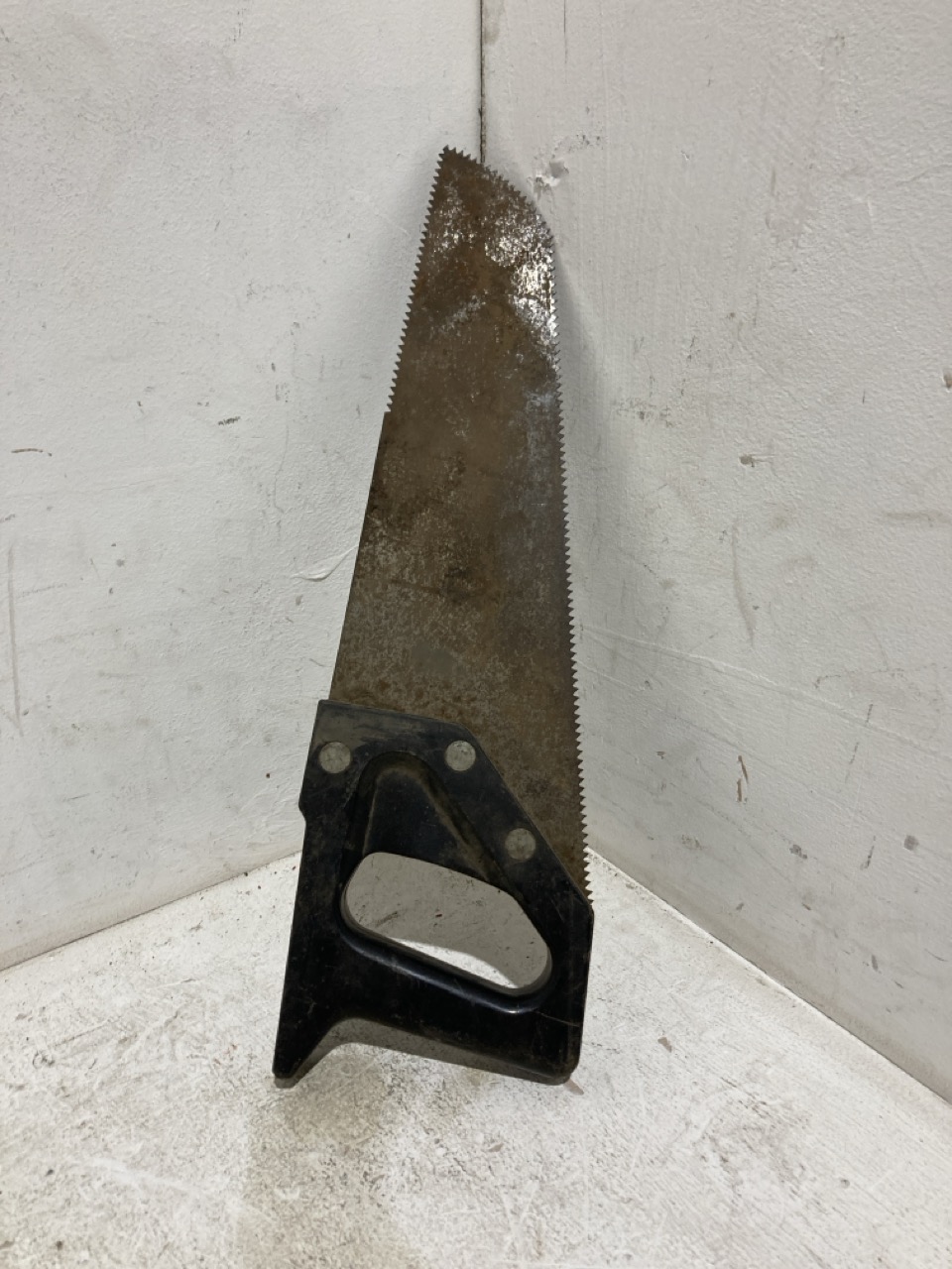 Lot 26  
            Birmingham - Collection Only 

                
ASSORTMENT OF TOOLS TO INCLUDE A HAMMER AND SAW