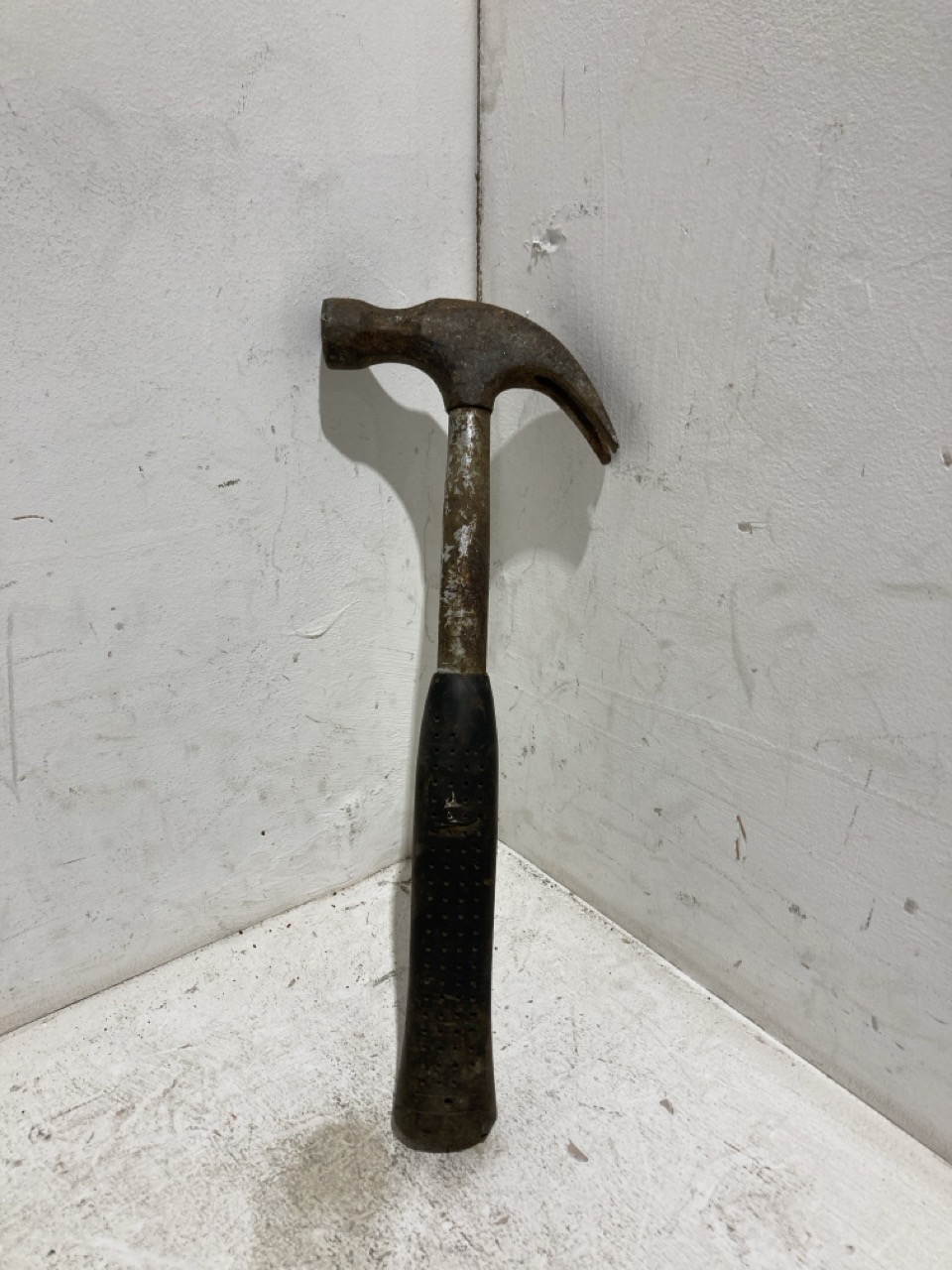 Lot 26  
            Birmingham - Collection Only 

                
ASSORTMENT OF TOOLS TO INCLUDE A HAMMER AND SAW