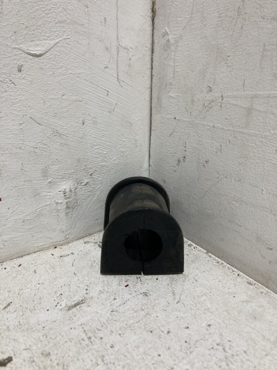 Lot 27  
            Birmingham - Collection Only 

                
ASSORTMENT OF LORRY PARTS TO INCLUDE A BAR BUSHING - Image 3